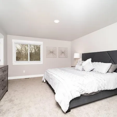 Delightful, New Townhome Downtown